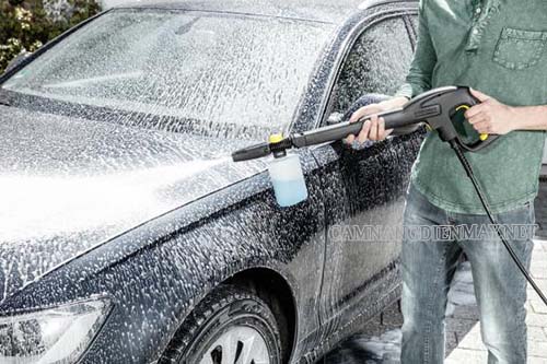 Sử dụng dung dịch rửa xe chuyên dụng tạo bọt tuyết