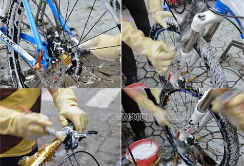 Nhẹ nhàng lau rửa bụi bẩn bám trên thân xe, bánh xe xe đạp điện