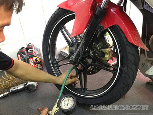 Bơm lốp bánh xe nếu xe máy bị rung đầu là do non hơi