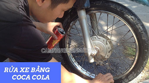 Rửa xe bằng coca là phương pháp làm sạch xe khá hiệu quả thay thế nước rửa xe