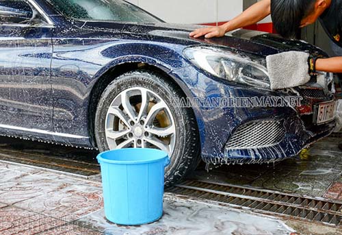 Dùng khăn vải mềm khi lau rửa xe