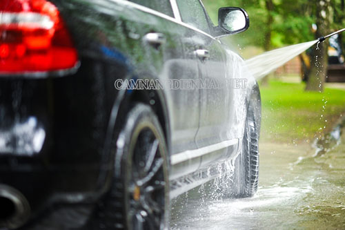 Xịt rửa xe với áp lực vừa đủ để tránh xe bị xước