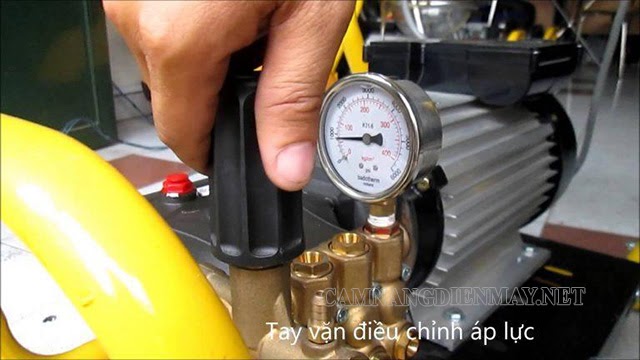 Vặn núm chỉnh áp để thay đổi áp lực của máy bơm rửa xe