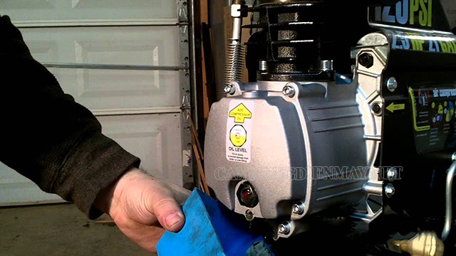 Kiểm tra và thay dầu bôi trơn của máy định kỳ khi sử dụng máy nén khí