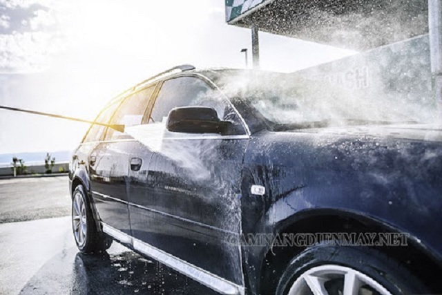 Xịt nước lên toàn bộ thân xe để làm mềm bụi bẩn, rửa xe sạch nhanh