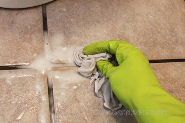 Giấm giúp làm sạch vết xi măng trên nền nhà