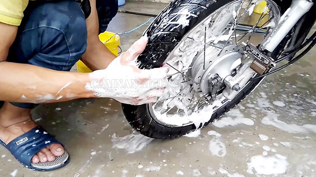 Rửa sạch các vết bẩn tại các bộ phận trước khi xịt rửa lại toàn bộ xe