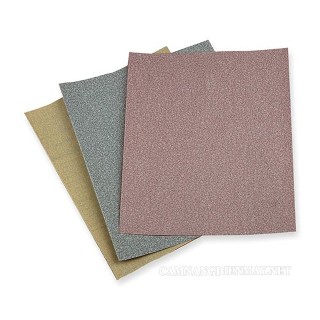 Dùng giấy nhám chà nhẹ bề mặt sàn để loại bỏ các vết sơn