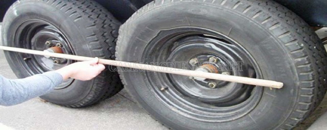 Sử dụng phương pháp truyền thống để cân chỉnh độ chụm bánh xe