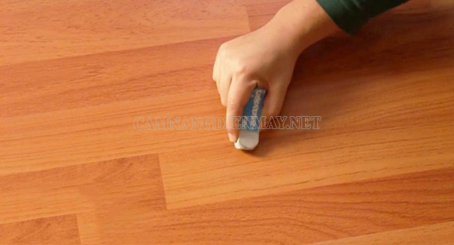 Sử dụng tẩy bút chì loại bỏ vết bẩn trên sàn