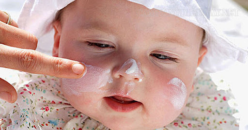 Giữ ẩm bằng cách sử dụng kem dưỡng dịu nhẹ cho bé